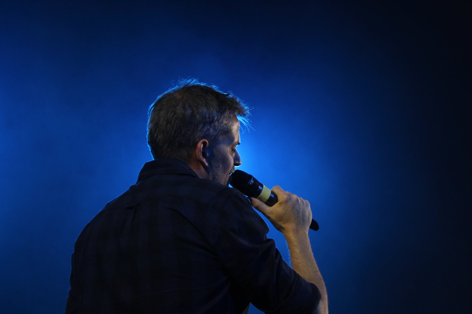 Pablo Martínez cantando